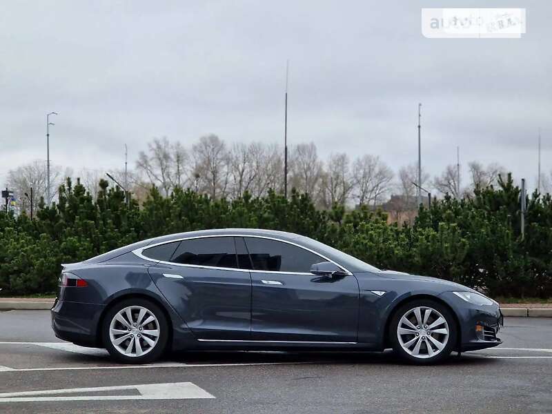 Tesla Model s (2015)