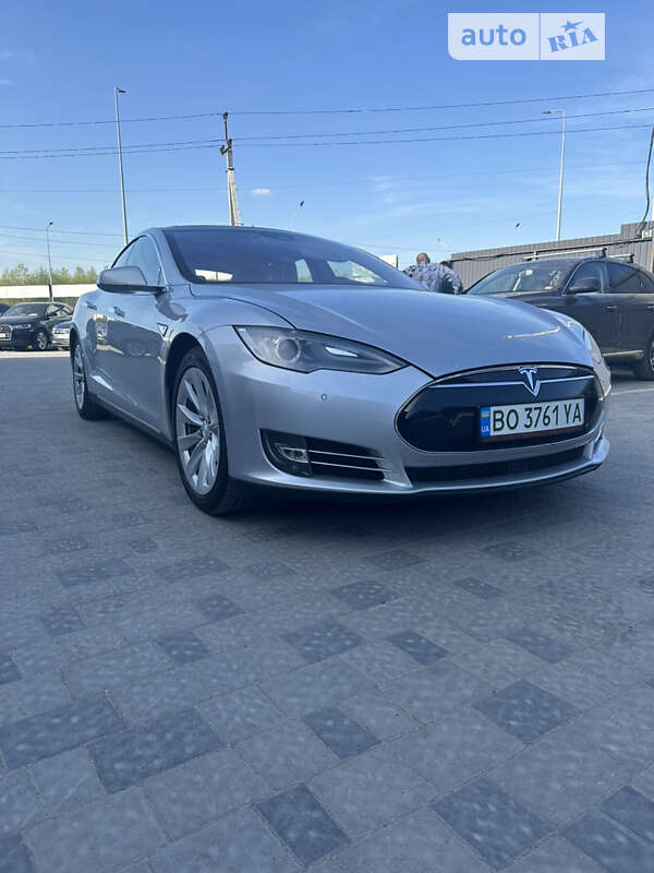 Tesla Model s (2015)