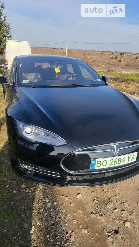 Tesla Model s (2015)
