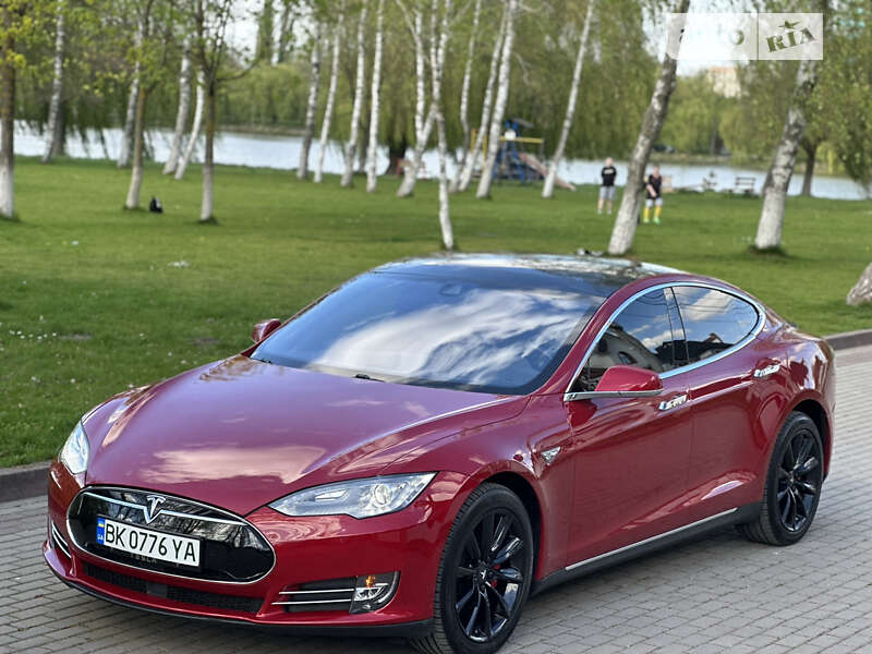 Tesla Model s (2015)