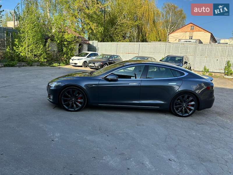 Tesla Model s (2015)