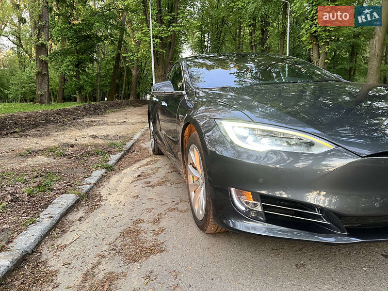 Tesla Model s (2018)