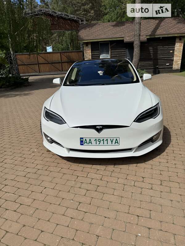 Tesla Model s (2015)