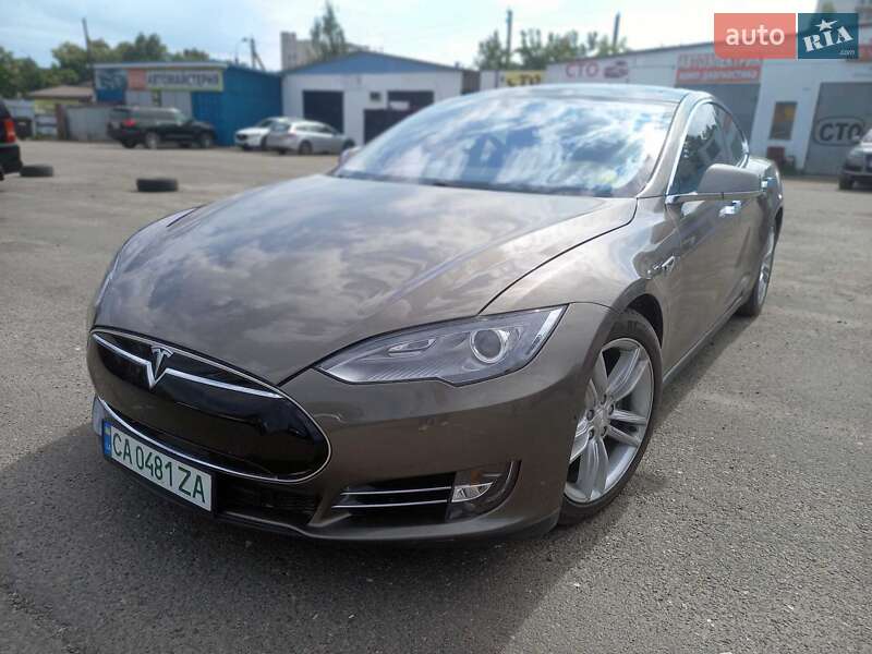 Tesla Model s (2016)