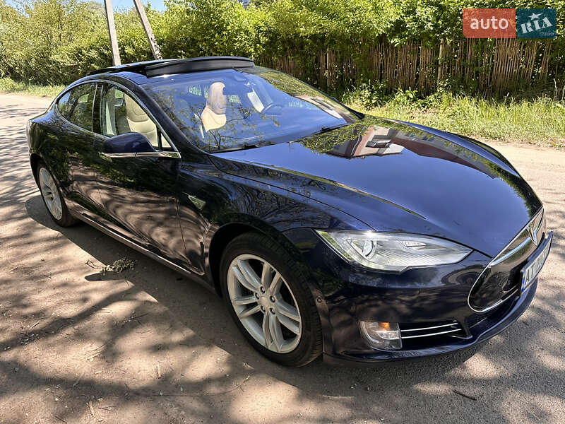 Tesla Model s (2015)