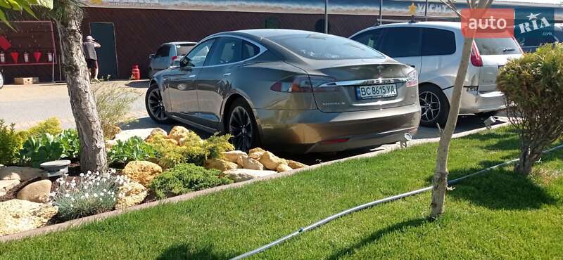 Tesla Model s (2016)