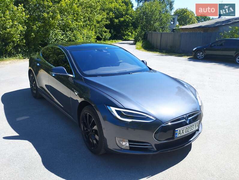 Tesla Model s (2015)