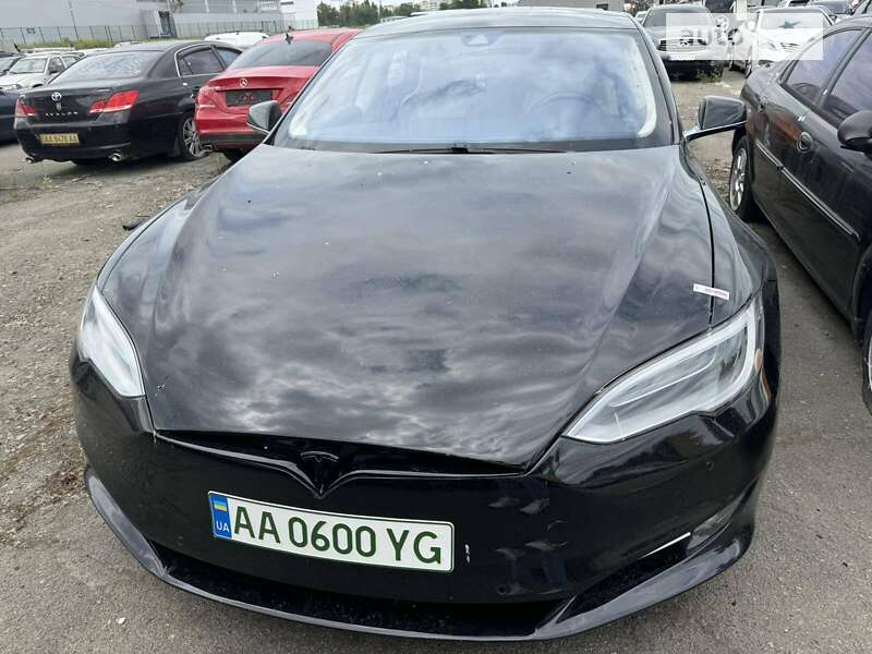 Tesla Model s (2015)