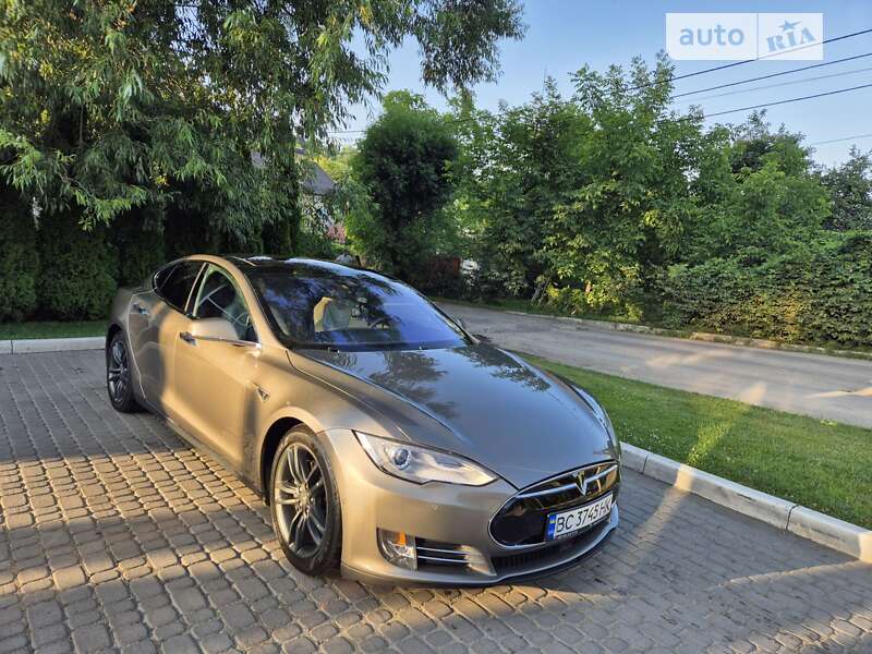 Tesla Model s (2015)
