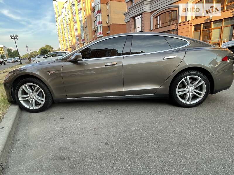 Tesla Model s (2015)