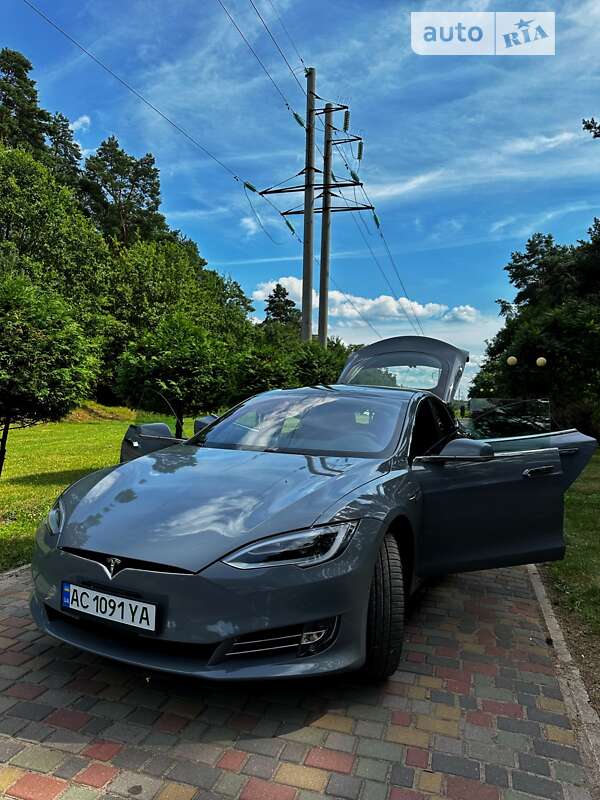 Tesla Model s (2018)