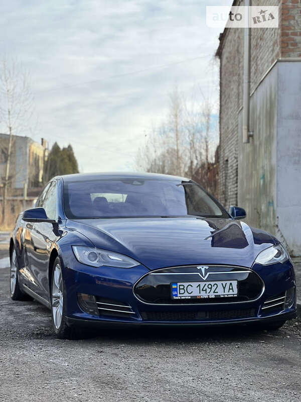 Tesla Model s (2015)