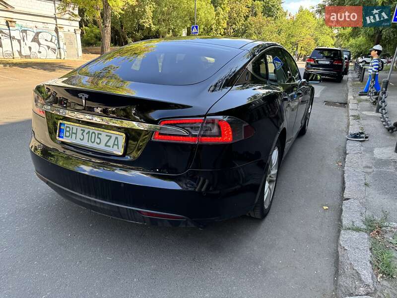 Tesla Model s (2015)