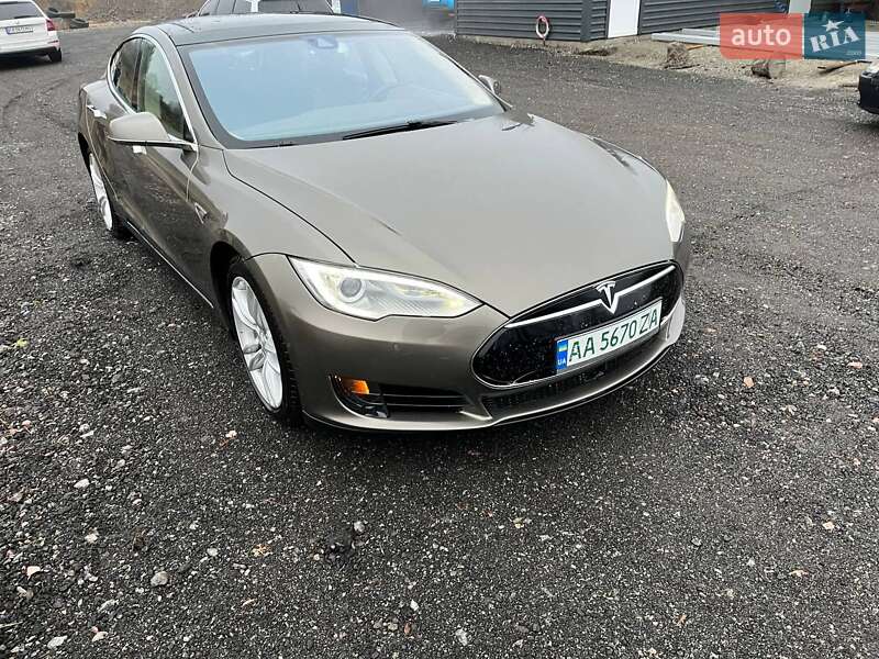 Tesla Model s (2015)