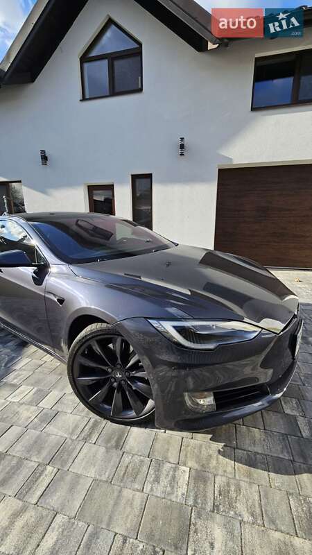 Tesla Model s (2016)