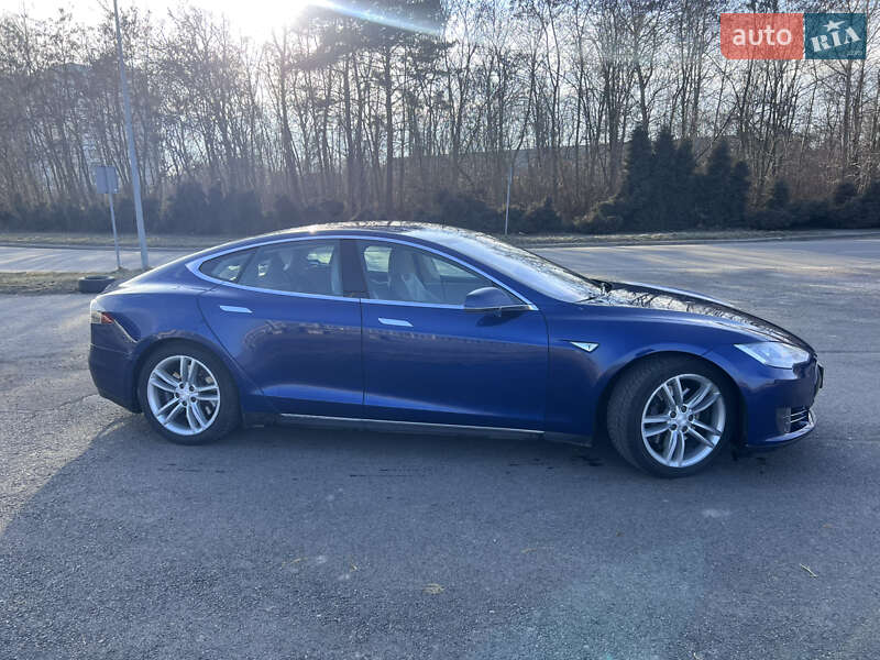 Tesla Model s (2015)