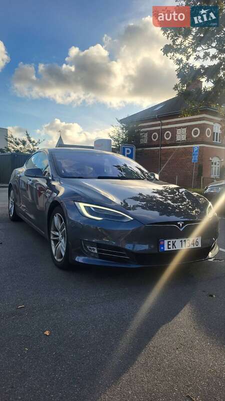 Tesla Model s (2016)