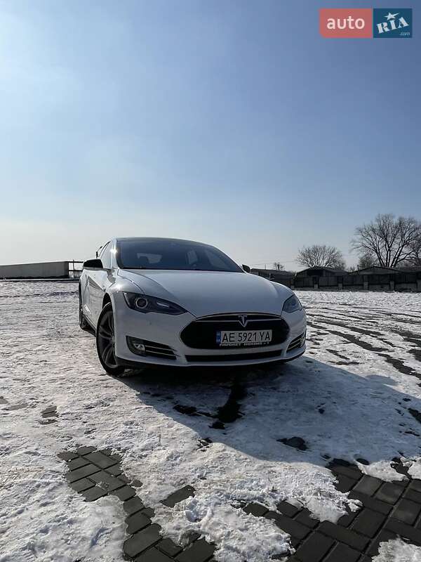Tesla Model s (2015)