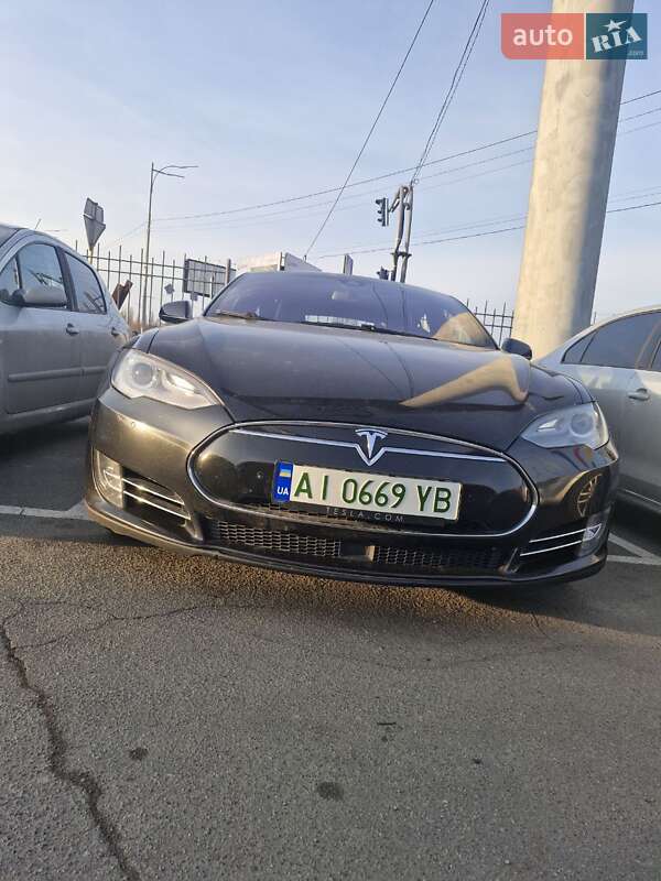 Tesla Model s (2015)