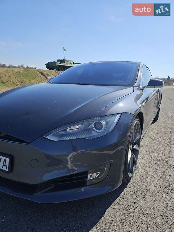 Tesla Model s (2015)