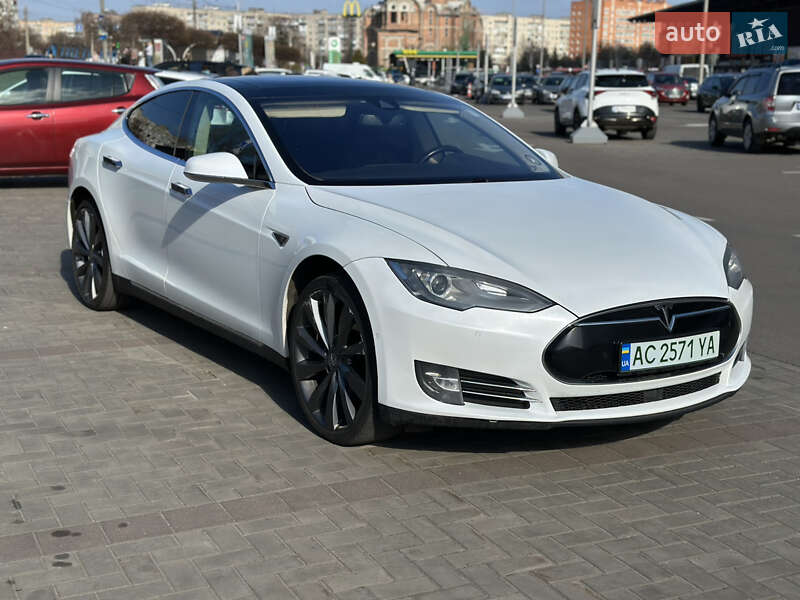 Tesla Model s (2015)