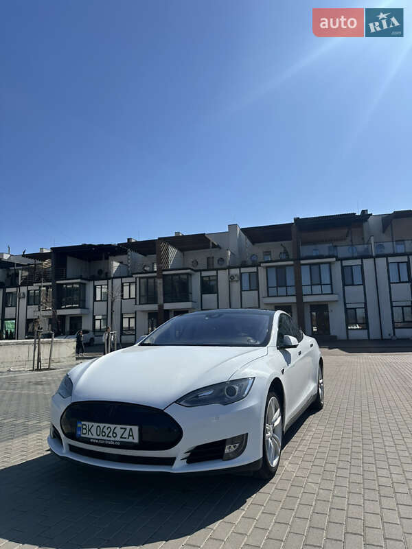 Tesla Model s (2015)