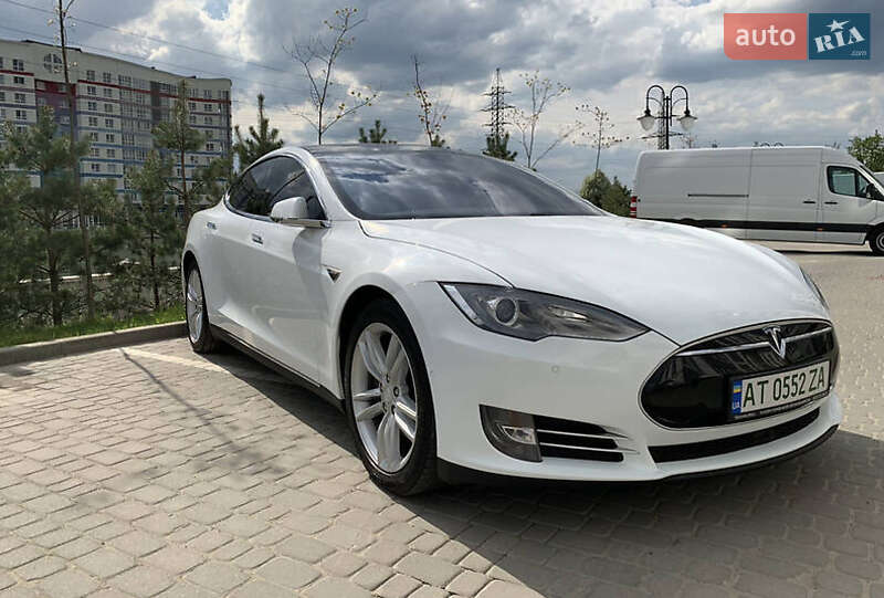 Tesla Model s (2015)