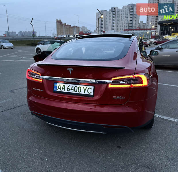 Tesla Model s (2015)