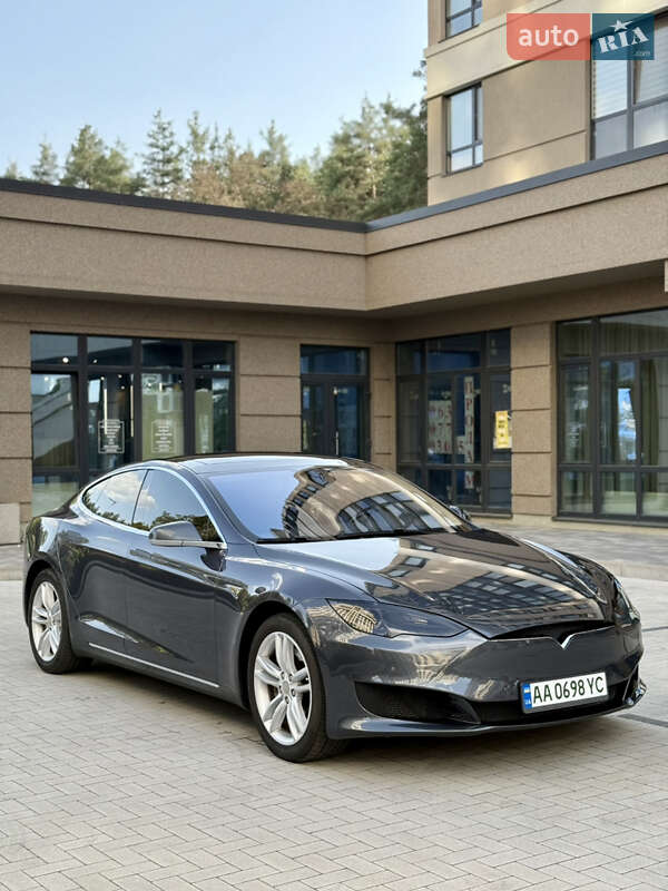 Tesla Model s (2015)