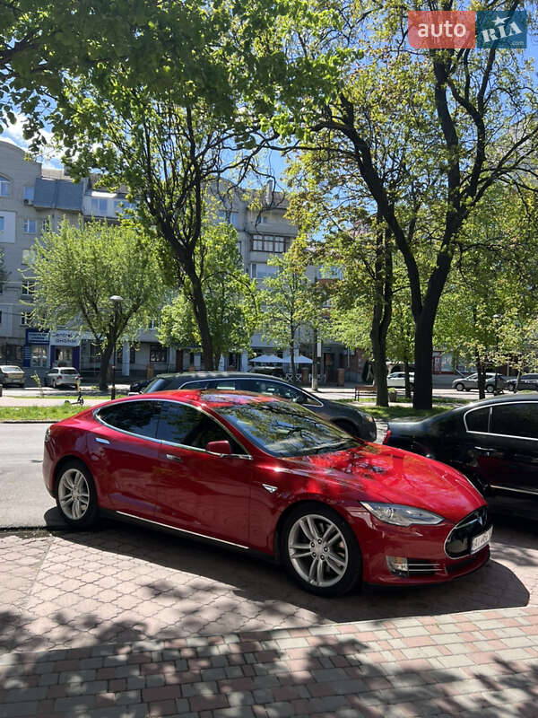 Tesla Model s (2015)