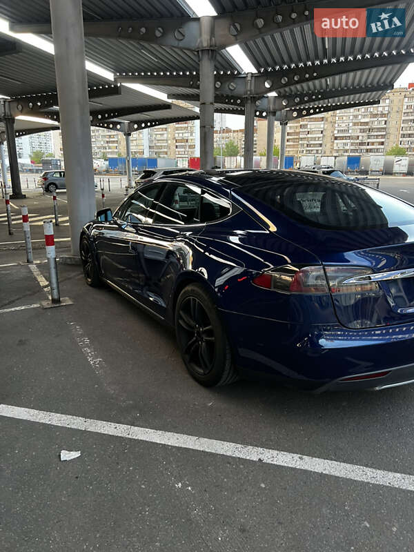 Tesla Model s (2015)