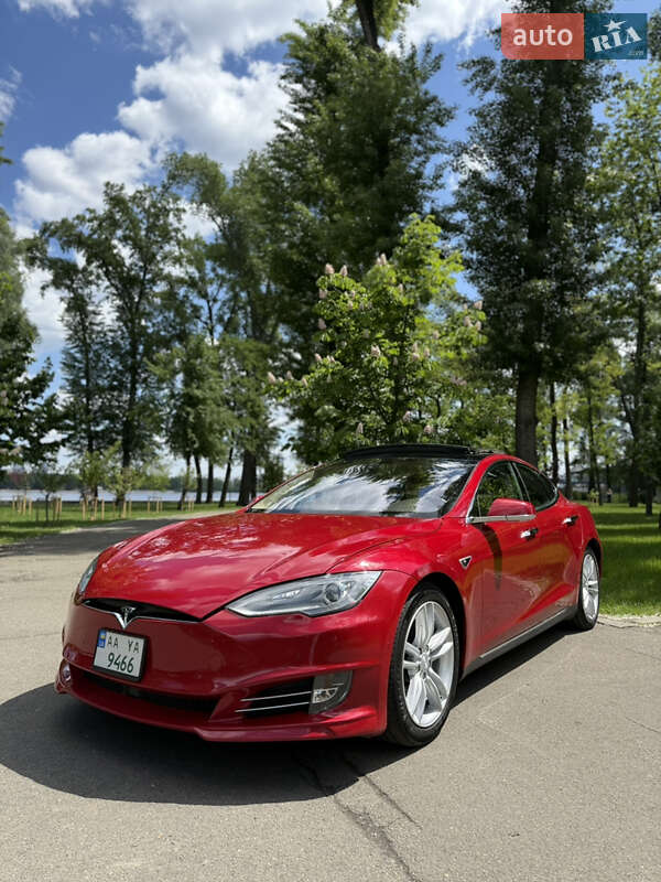 Tesla Model s (2015)
