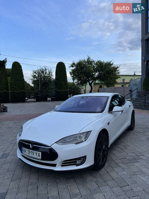 Tesla Model s (2015)