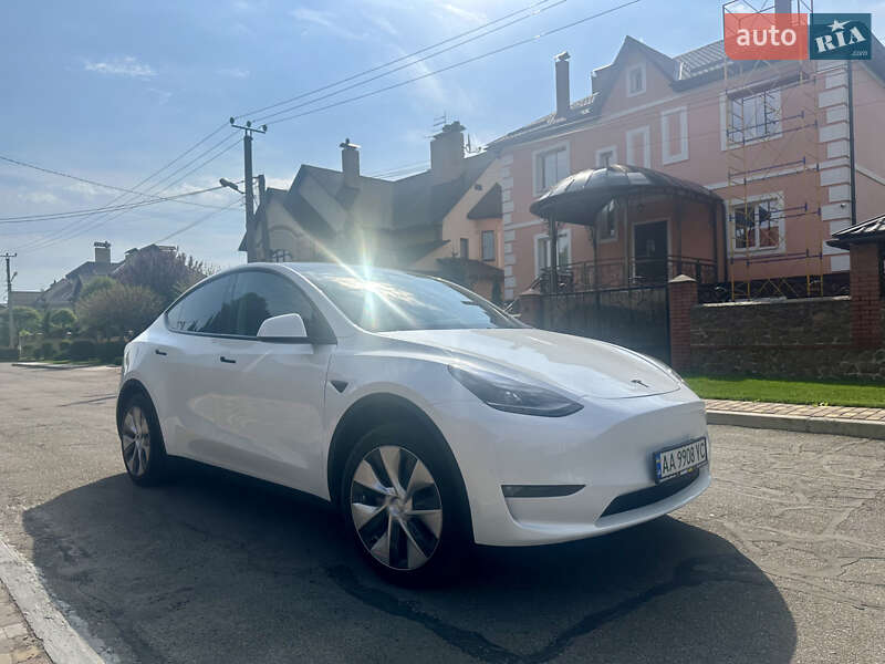Tesla Model y (2023)