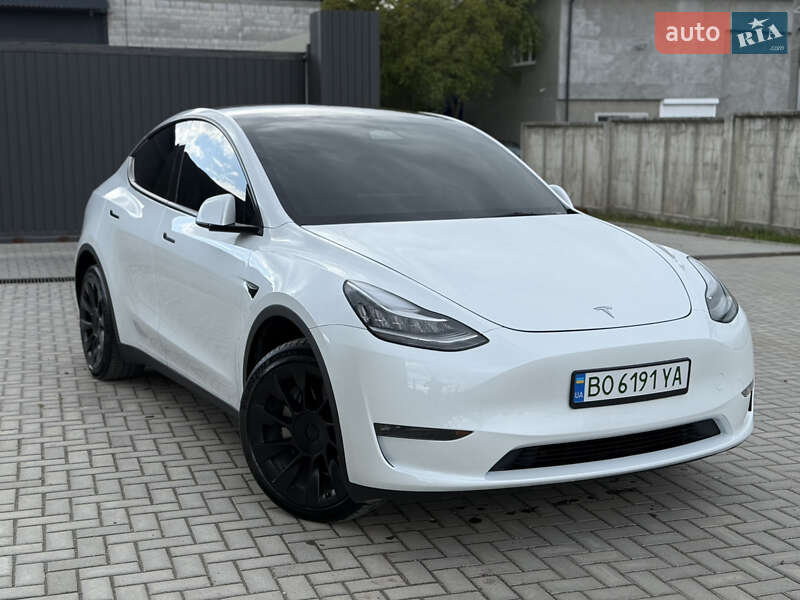 Tesla Model y (2023)