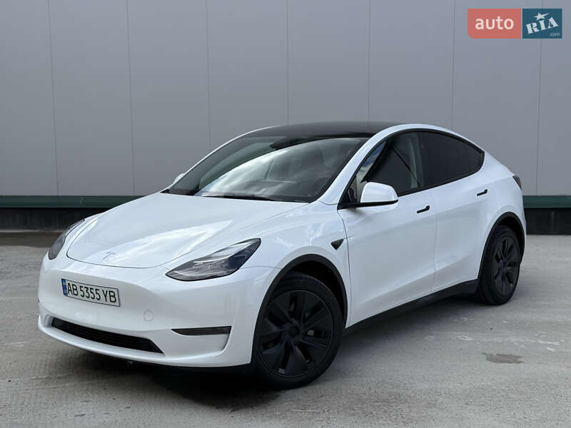Tesla Model y (2024)