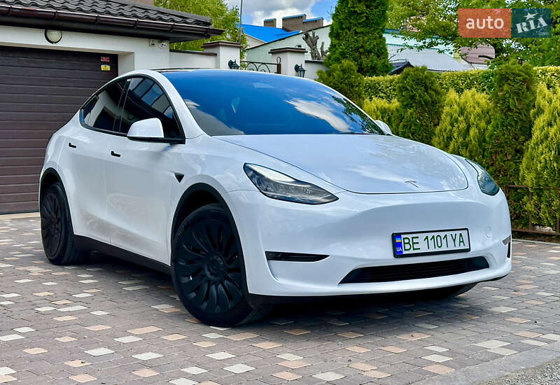 Tesla Model y (2023)