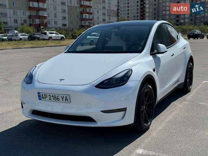 Tesla Model y (2023)