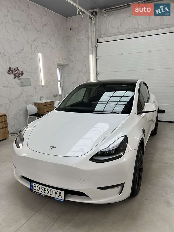 Tesla Model y (2024)