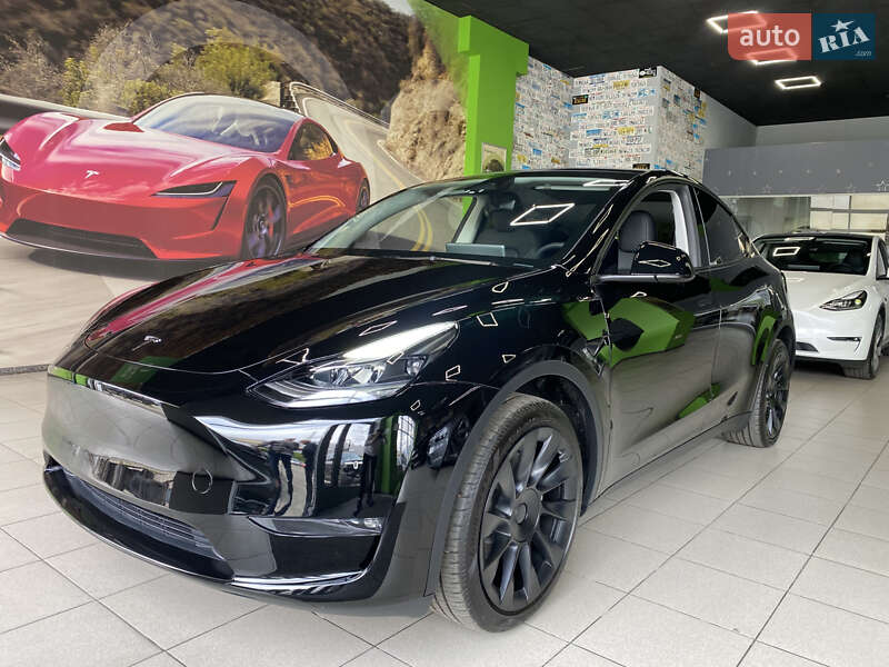 Tesla Model y (2024)