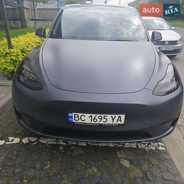 Tesla Model y (2021)