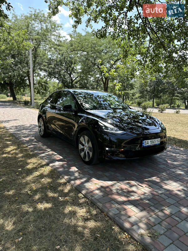 Tesla Model y (2023)