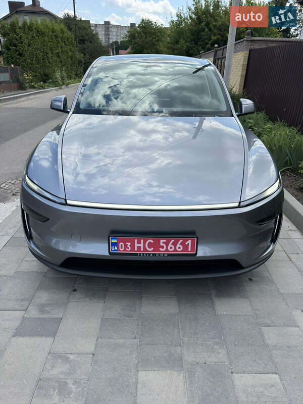 Tesla Model y (2025)