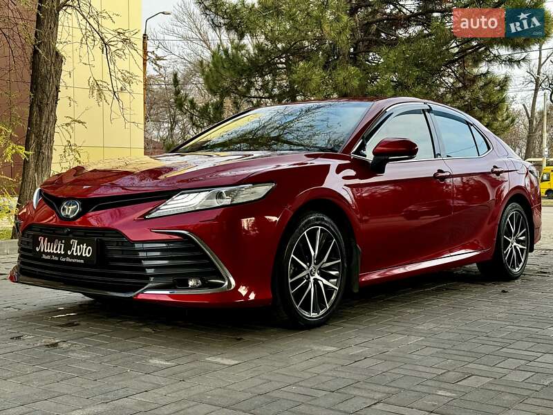 Toyota Camry hybrid (2022)