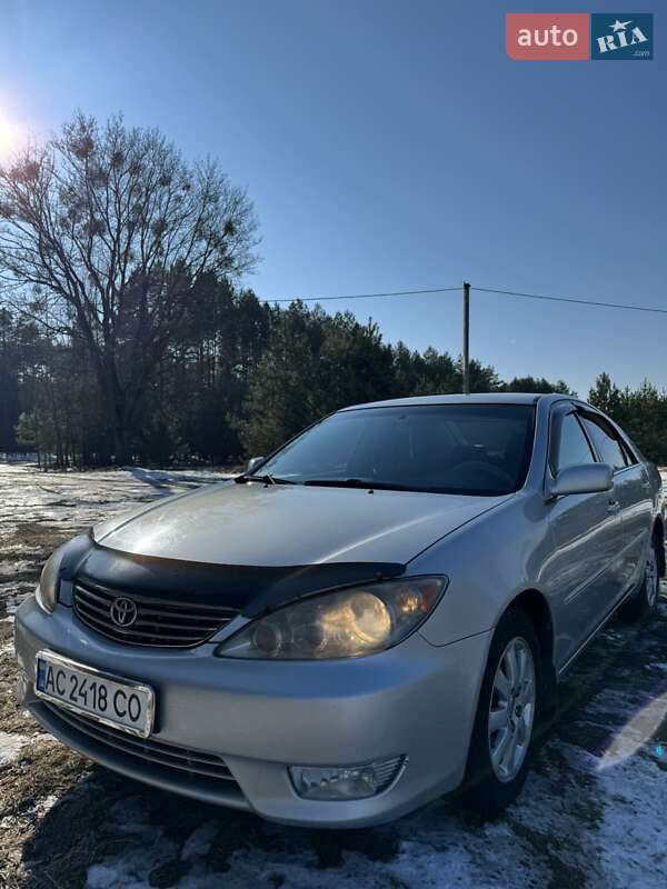 Toyota Camry (2004)