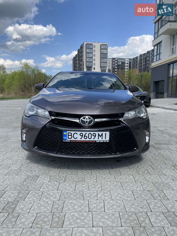 Toyota Camry (2016)