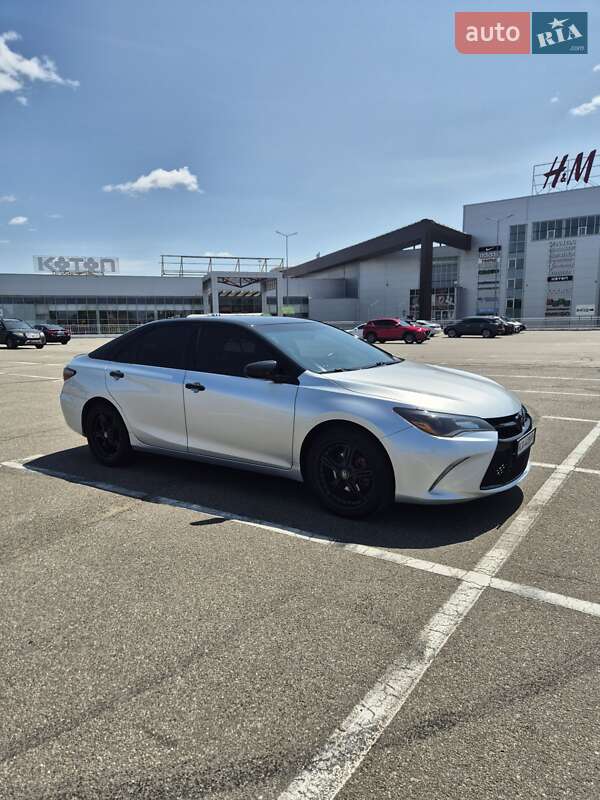 Toyota Camry (2015)