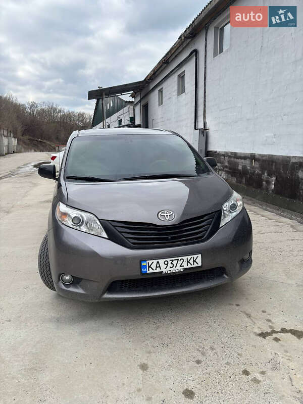 Toyota Sienna (2011)