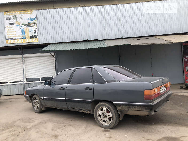 Audi 100 (1984)