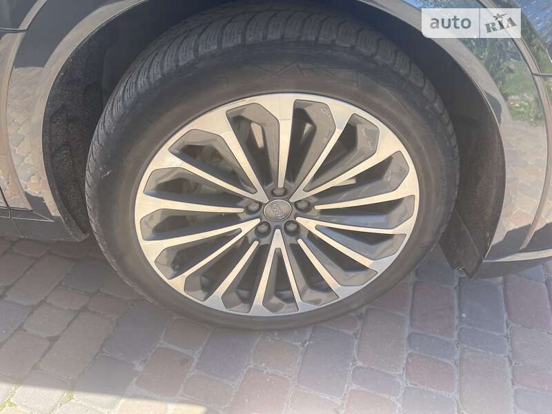 Audi E-tron (2019)
